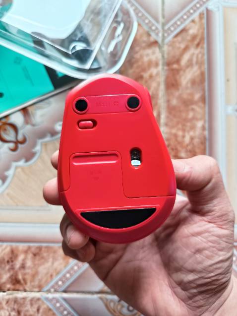 Cảm giác cầm chắc chắn, nút bấm êm. Hình dạng chuột không đối xứng nên cảm giác ban đầu khá lạ tay, dùng 1 lúc rồi cũng quen. Độ bền thì qua thời gian sẽ quay lại đây đánh giá!