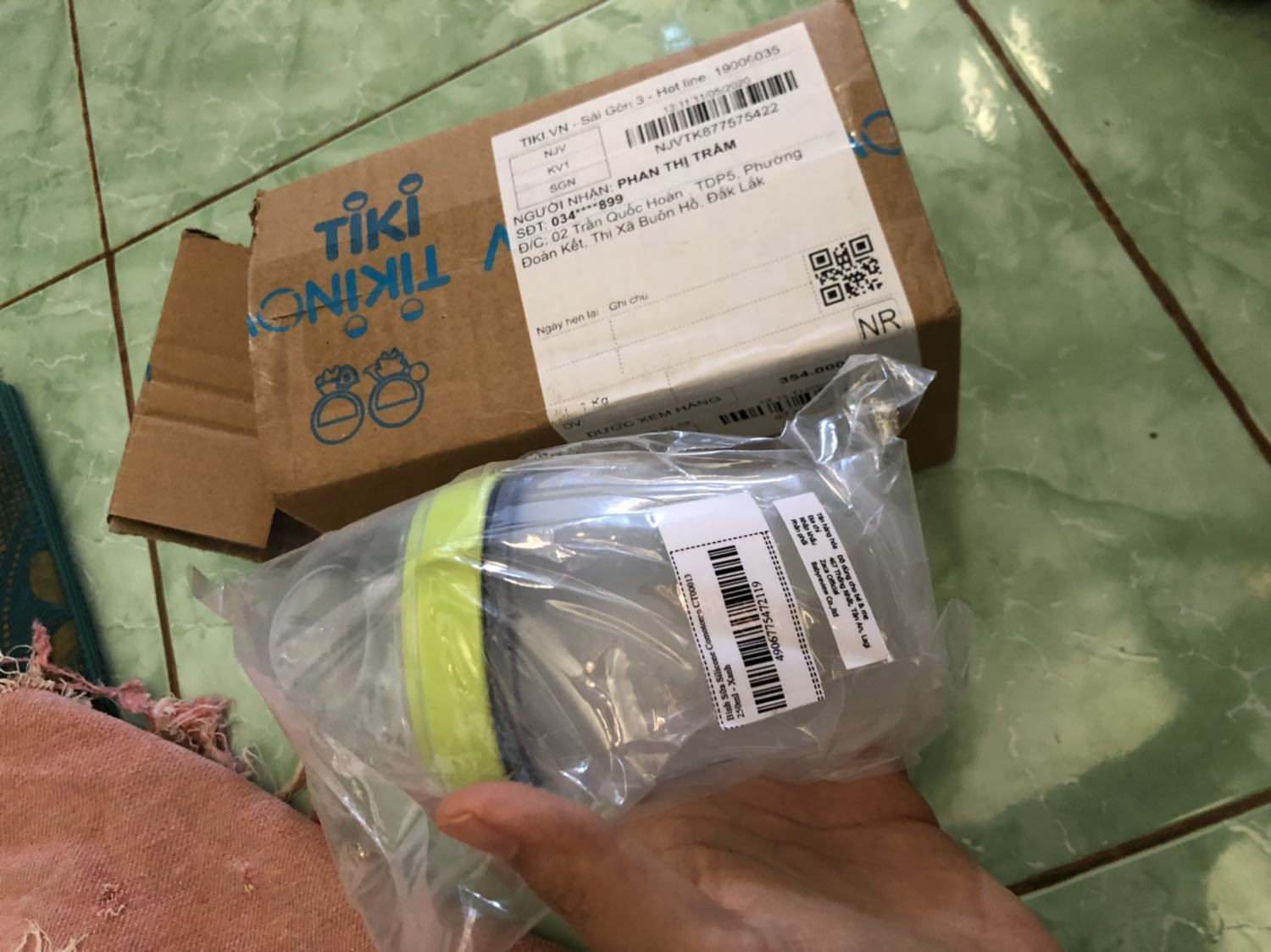 Mình đã mua rất nhiều hàng của tiki và đã đọc nhiều đánh giá và thấy có khách vote cho 1 hay 2 sao vì giao hàng ko có hộp và thấy tiki cũng xin lỗi rồi sẽ rút kinh nghiệm . Và cũng vì tin tưởng chất lượng hàng hoá cũng như cách chăm sóc khách hàng nên mình vẫn mua . Nhưng cuối cùng vẫn giao hàng ko có hộp . Thật ra mình cũng ko cần hộp vì mình biết shop có thể bóc tách những combo đôi ra để bán lẻ nhưng ít nhất lúc đóng gói cũng phải kèm theo tờ giấy giải thích vì sao lại ko có hộp hay như thế nào đó rồi mong khách hàng thông cảm chứ . Bình sữa mua cũng không rẻ mà mở ra thất vọng với tiki quá trời . Hàng có mỗi bình không ko hề có thông tin gì hết làm sao chúng tôi biết chất lượng hàng như thế nào. Mong rằng tiki đưa ra phương án tốt hơn cho khách hàng khỏi hoang mang chứ đừng rút mãi cái kinh nghiệm như thế .