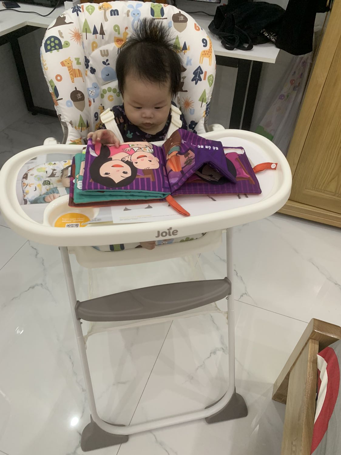 Bàn ăn rộng, bé nhà mình rất thích ngồi