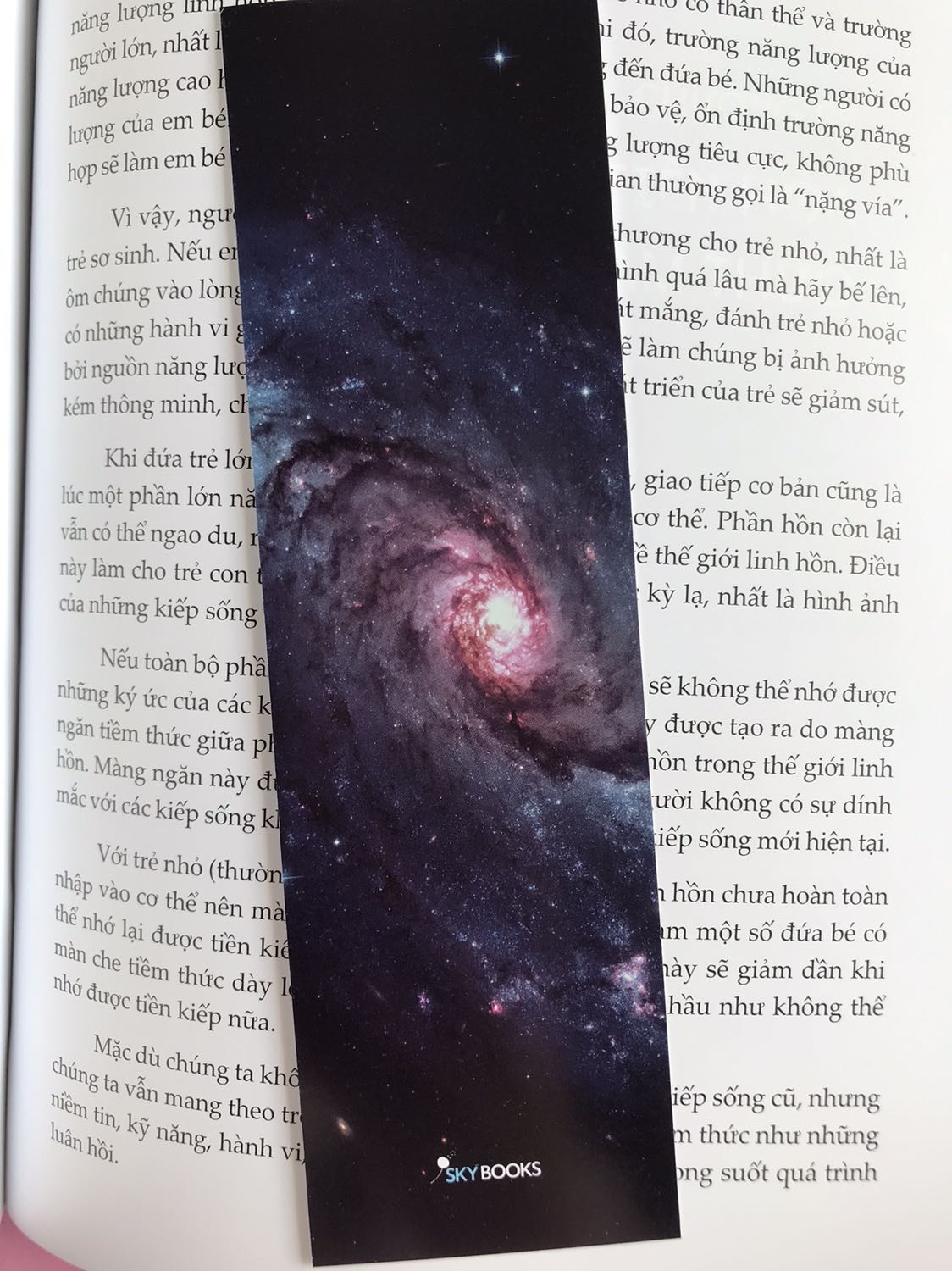 Sách đóng gói cẩn thận lắm ạ, ko bị nhăn góc. Mới đặt trưa hôm qua thì trưa hôm nay đã giao rồi. Lúc đầu phân vân ko biết nên mua bản dịch hay bản gốc nhưng quyết định mua bản gốc vì nó “có màu” :))) nhưng giờ nghĩ lại thì cũng ko cần thiết lắm đâu ạ vì hình ảnh ko nhiều, với sách biên soạn lại thì ngta cũng chỉ dịch mấy cái mẹo làm bài thôi còn lại để nguyên hết hà nên mình nghĩ cũng ko cần thiết phải mua tới cuốn này đâu. Tại quyển dịch rẻ hơn tới 150k lận.