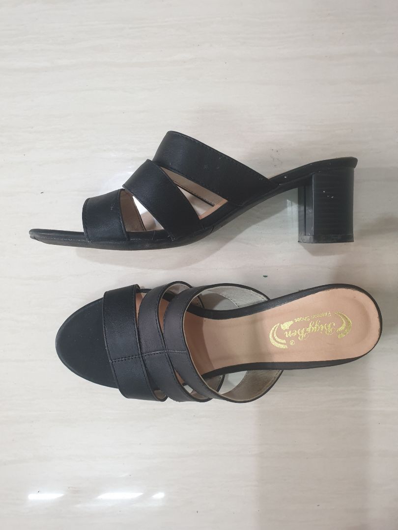 Giầy da mềm, nhẹ, mang rất thoải mái cho đôi bàn chân