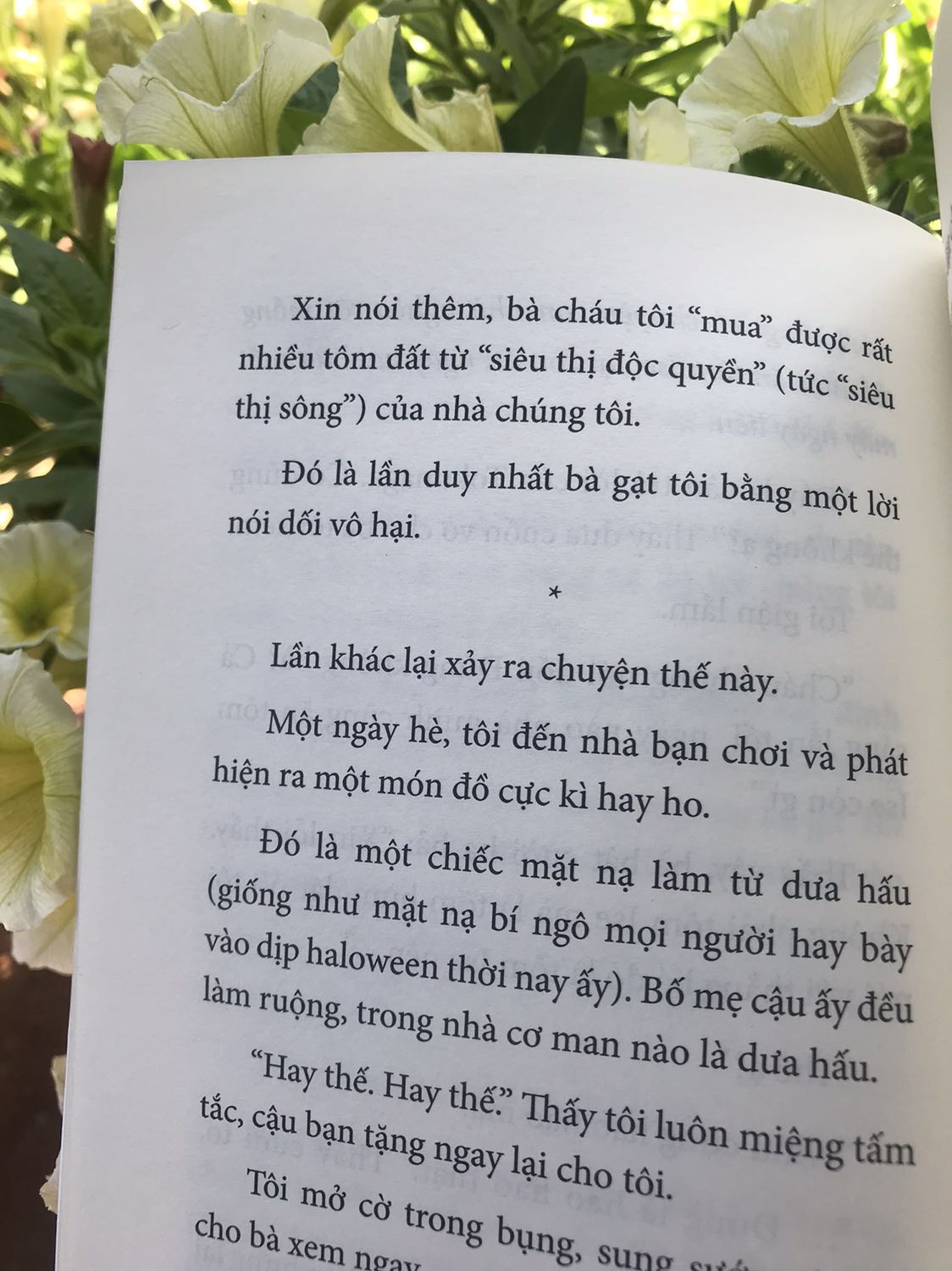 5 sao cho nội dung. Nhẹnhàng lạc quan. Nhưng trừ 1 sao vì giá. Mặc dù sách văn học thì không thể lấy giá bìa ra để so. Nhưng cuốn này khá đắt, giá bìa là 128k. Mình so với cuốn Và rồi núi vọng kén độc giả hơn và dày hơn rất nhiều là 148k, sách được tặng kèm 2 tấm postcard khá xinh. Hạnh phúc là những điều giản đơn. Chính ra như cuốn này mình không nghĩ nó quá khó bán để phải làm giá bìa cao như vậy, thiếu nhi, thanh niên, người lớn muốn đọc đều ok cả.