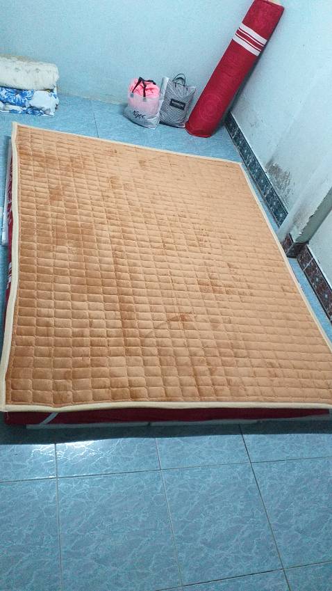 Đây là thảm trải giường. Tôi đặt có hoa văn. Nhưng gởi màu trơn.