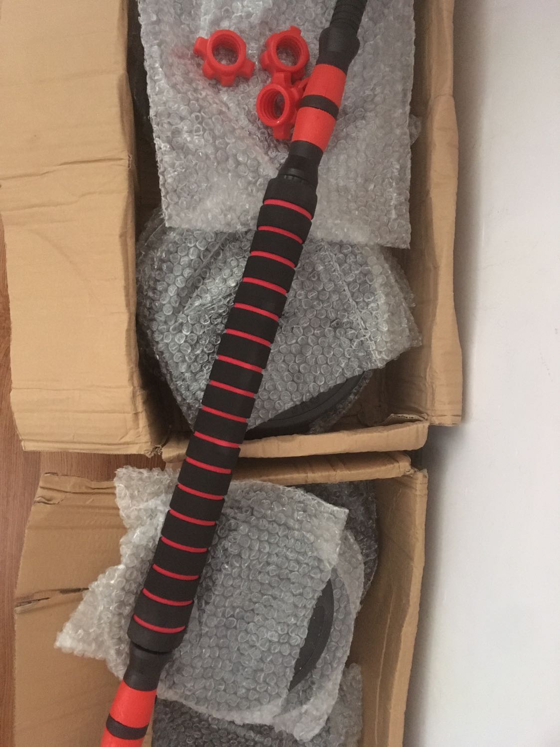 Khá tốt. Giao hàng rất nhiệt tình, giúp mang tạ lên tầng 4 chung cư. Hàng gói ổn. Mẫu mã khá đẹp như hình, mặc dù có cát hơi rơi ra tí từ vài cục tạ nhưng mà chắc cũng ok. Hàng quảng cáo là SX tại Thái Lan mà nhận thì lại là xuất xứ Trung Quốc nên hơi thất vọng tí khúc đó. Nói chung thì cũng ổn. Sẽ dùng thử để xem có bền không, có cảm giác là cái chỗ bịt cát dễ bung.