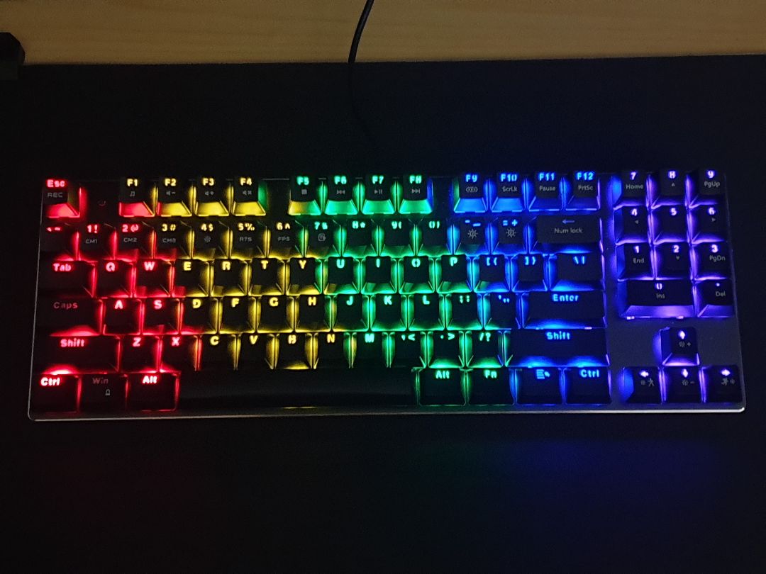 Lúc đầu mình định chọn EK387 nhưng sau khi biết EK389 mình đã quyết định lấy nó và khi cầm trên tay mình thấy đó là sự lựa chọn hợp lý. Mình thích cái hình thức mạnh mẽ, âm thanh gõ chắc, Led rất sáng. Có điều,  nếu là dân kỹ thuật nên cân nhắc, vì nó rút gọn còn 89 phím nên nhiều thao tác phải dùng tổ hợp phím nên hơi bất tiện nếu ko quen. Riêng cá nhân mình vẫn chấm em này.