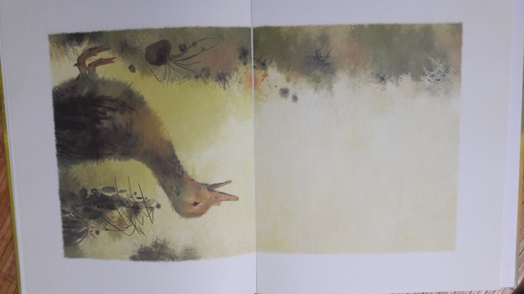 về hình thức sách là ấn phẩm đặc biệt nên rất công phu, khổ sách khá to, bookmark dày dặn và tranh minh họa rất đẹp và nên thơ, mình mua được sale 117k nên rất hài lòng. về nội dung thì 2 câu chuyện luôn phảng phất nét buồn trong từng câu chữ, nhưng giữa cả 2 thì mình thích chuyện đầu tiên hơn cả, về văn phong thì có vẻ mình không hợp lắm nên đọc thấy khá khó hiểu và đôi lúc hơi buồn ngủ:)))