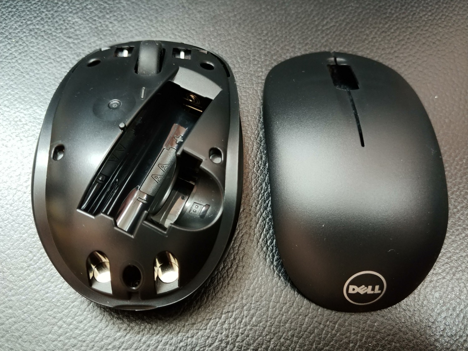 Chuột nhỏ gọn, vừa tay, hơi nặng hơn chút so với Logitech B170 nên đầm tay. Phím nhấn tốt, it ồn. Tuy nhiên, loại này vẫn có ánh sáng đỏ từ mắt quang ở dưới, không như B170 không có ánh sáng phát ra. Cục thu sóng USB cũng dài hơn B170.