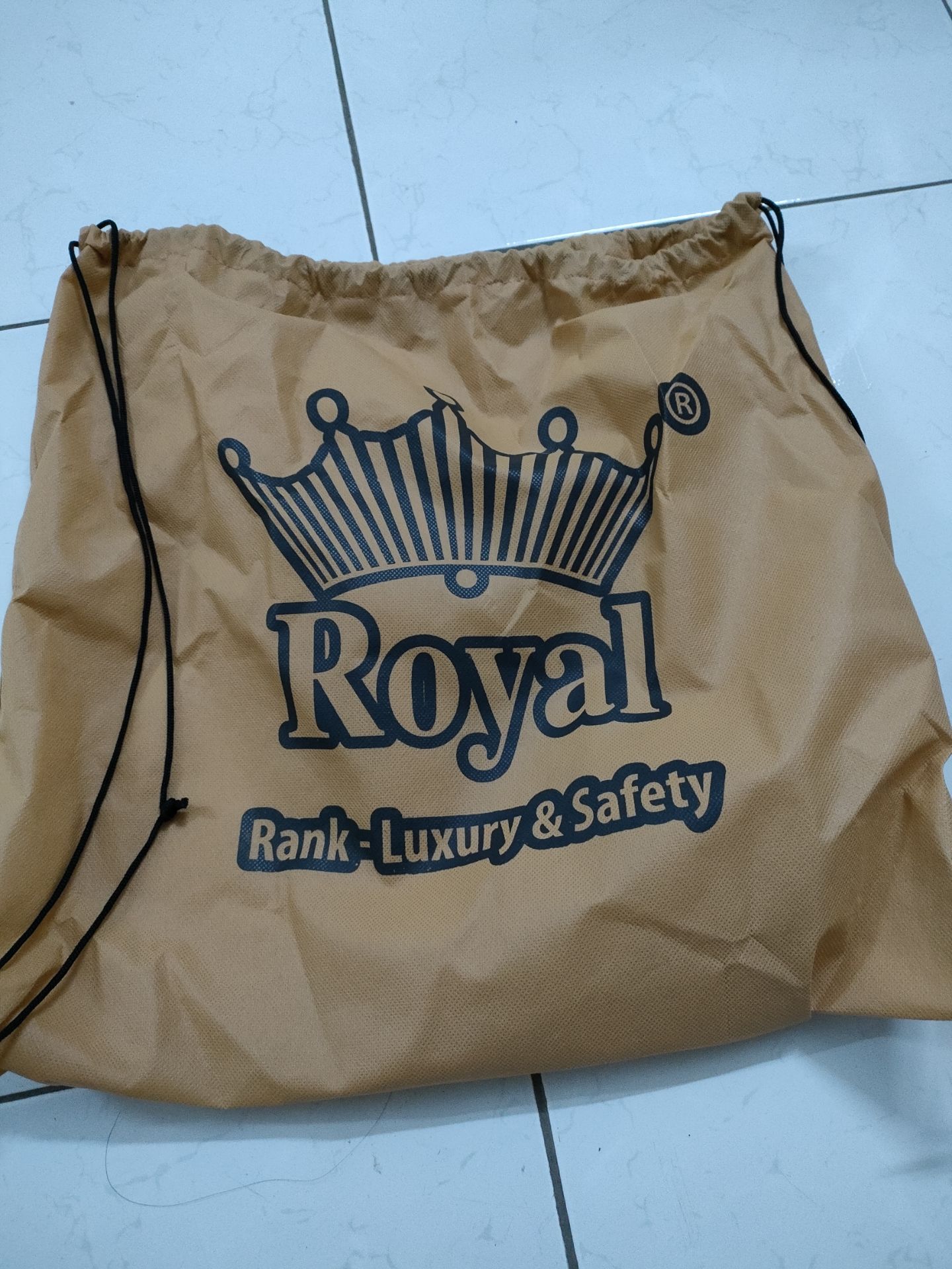 trước mình có mua trực tiếp ở shop phượt dưới Bình Dương. cùng mẫu này mà khác màu cầm chắc chắn hơn. đằng sau có tem chống hàng giả, có miếng phát quang ở sau nón để đi trời tối. túi đựng nón bằng vải chứ không phải túi giấy như vầy. không biết đó royal thấy đổi mẫu mã. hay là hàng fake. nhưng cảm giác sản phẩm không tốt như chiếc mình mua cũ.