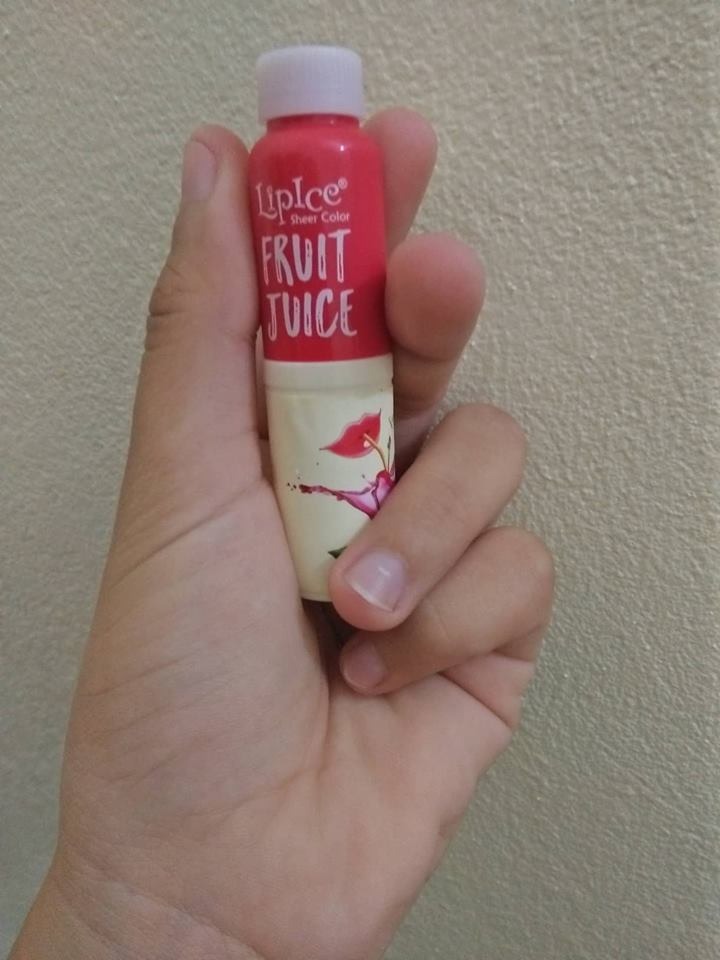 con bạn mình nó sử dụng khá nhiều loại son rồi..và nó đã nhờ mình mua thử son dưỡng lipice có màu như hình để review cho bb ... mình đã mua khá nhiều đồ trên tiki như sách ( khách hànghttps://itunes.apple.com/vn/app/id958100553 quen thuộc ) , sữa rửa mặt .... nhưng đến lượt thỏi son này thì mình thất vọng thật sự... mình không biết mọi người ntn nhưng qua thời gian mình và bạn sử dụng thì môi bị thâm  và mình đã dùng vòng bạc để thử chì thì kết quả như vậy đấy :)))) có phải vì tiền nào của nấy hay không..nhưng đối với son dưỡng  thì lượng chì như v thật sự đã khiến mình lo ngại...màu lên môi mình thì là màu hồng, son cũng không mướt nữa..mong tiki xem xét