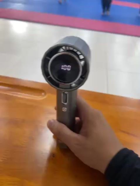 Pin mau hết. Quạt cực ồn. Giá mắc.