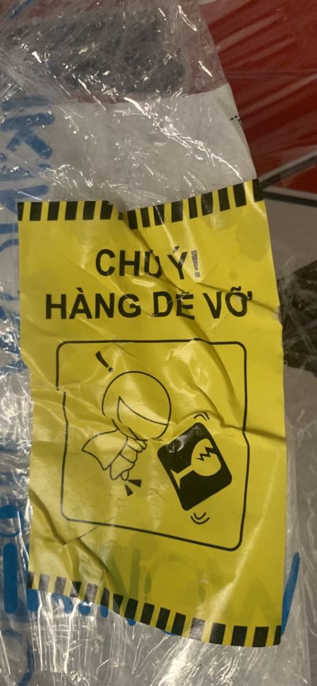 Giao hàng nhanh nhưng…
Thùng hàng móp, dù có dán ở ngoài là hàng dễ vỡ, chưa dùng nên không biết có bị ảnh hưởng không.
Mở hàng ra thì bị thiếu 1 đệm chân, làm mấy bị bập bênh. Bụi trắng bám làm mình nghĩ hàng stock lâu rồi. Đầu cắm thì thâm đen…
Thường nhận hàng tiki khá ổn, có lần này là ngoài mong đợi…
