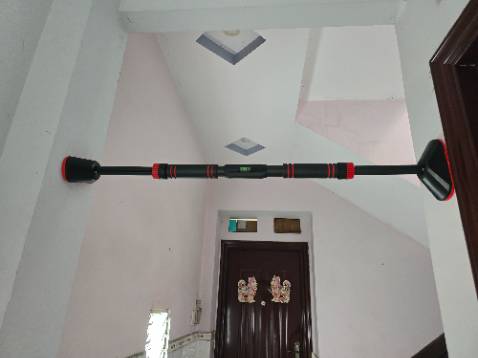 Thiết kế rất dở. Xoay trục để mở rộng cánh đòn mà cái đế xoáy theo. Lúc cần chỉnh thăng bằng theo thủy thì đế cũng vì vậy mà trượt...cứ vòng vòng như vậy.