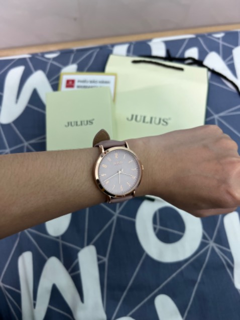 Đồng hồ đẹp, đeo êm tay, đóng gói cẩn thận, giao hàng nhanh, shipper dễ thương.
Đã kết nó từ rất lâu rồi, sẵn dịp sale nên mình hốt về liền. Không phải vì sale mà hàng kém chất lượng nhé.