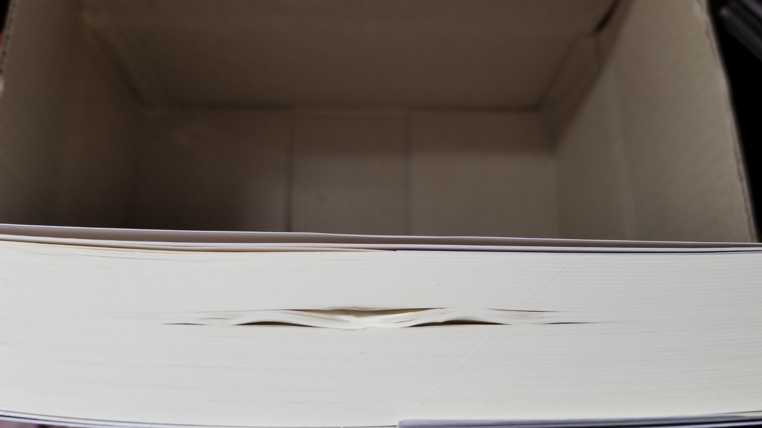 Các bạn giao sách bị móp. Hộp bên ngoài còn nguyên, nhưng sách bên trong bị móp ở trên, như vậy chứng tỏ các bạn giáo sách bị lỗi từ đầu cho mình, mình đã cố nắn lại chỗ móp mà không được, có lẽ vì nó bị lâu rồi nên thành nếp luôn rồi, đề nghị đổi lại sách mới cho mình.