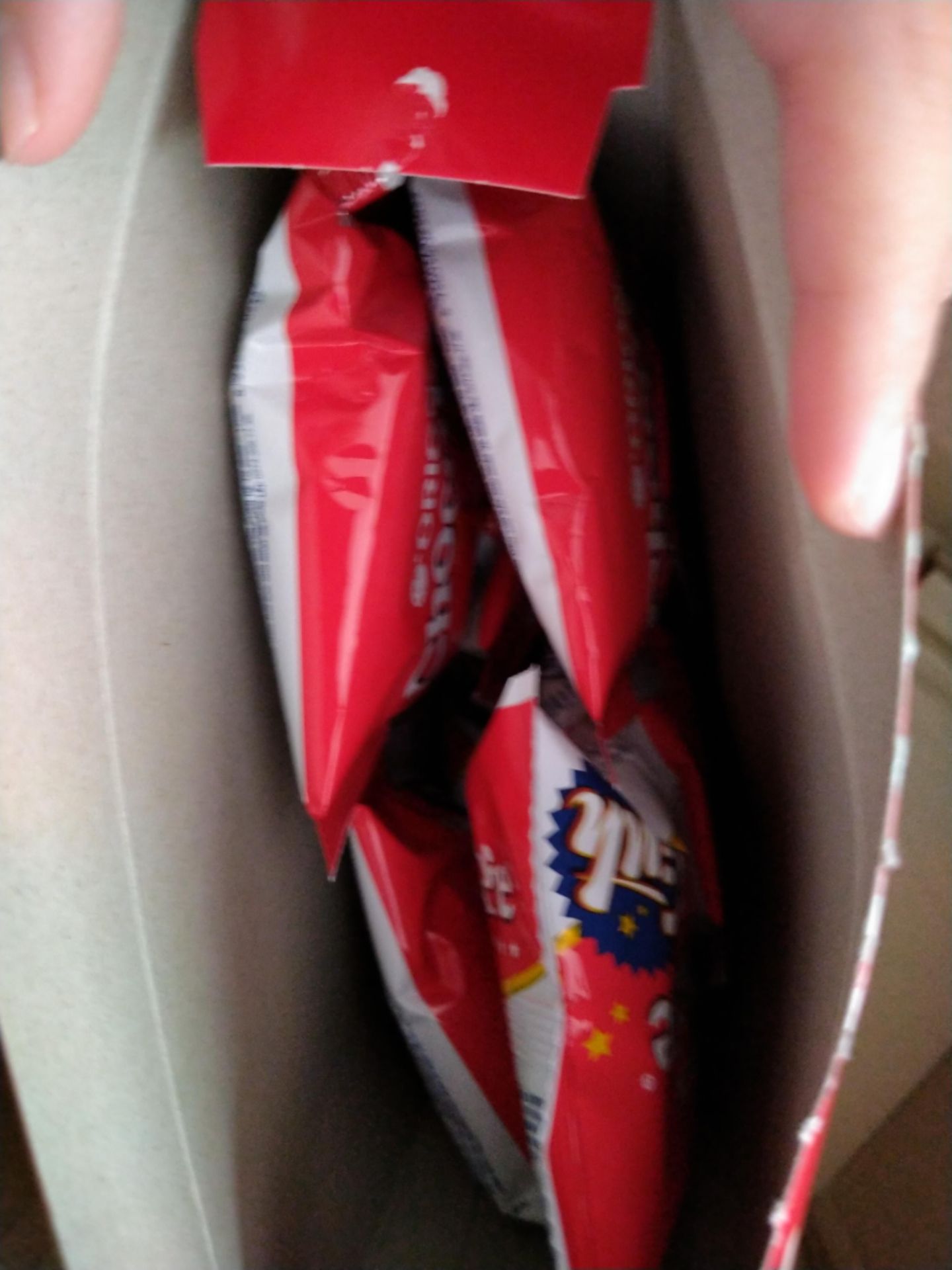 Giao tầm 3 gì đó, lúc nhận hàng hộp bị móp là mình biết bánh có khả năng bị dập. May mà mở ra chỉ móp 1 ít, bánh trong chỉ bị xẹp 1 tí. Hạn thì còn rất lâu, hộp bánh này là hàng mới sản xuất trước ngày mình đặt hàng tầm 1 tuần thôi. Còn bánh thì khỏi nói ngon nhưng dạo này mình cảm thấy vị ngọt đọng lại trong miệng hơi làm lưỡi mình bị ngấy và rát, kiểu ngọt quá. Chắc do lớn rồi không thích ăn ngọt nhiều như ngày xưa.