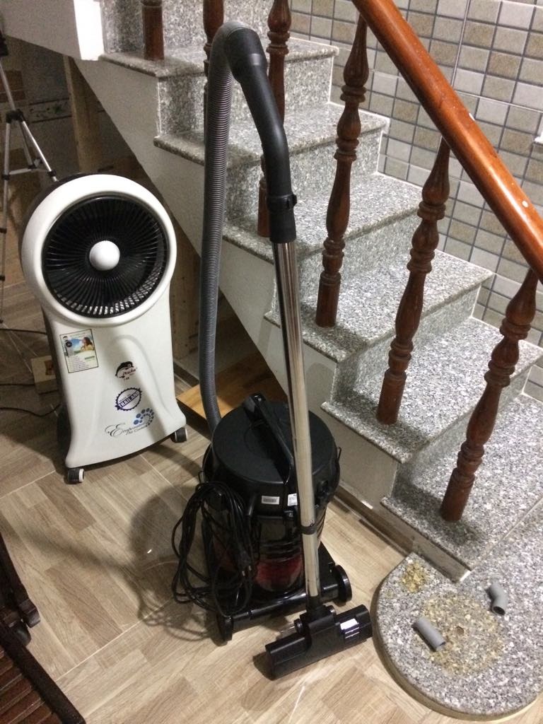 Tiki đóng gói cẩn thận, lực hút mạnh mẽ, nếu chẳng may bị nghẹt đầu hút do rác lớn, có công tắc tự động bật an toàn cho máy. dễ dàng vệ sinh sạch sẽ khi thùng và lưới lọc, mình hay làm đồ DIY gắn vào máy cưa gỗ ko bị bụi nhiều như trước :)