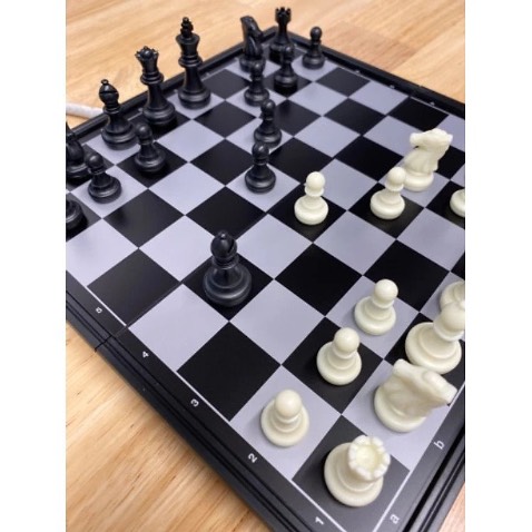 Hình ảnh sắc nét , quân cờ có nam châm bám dính tốt . Rất đáng mua