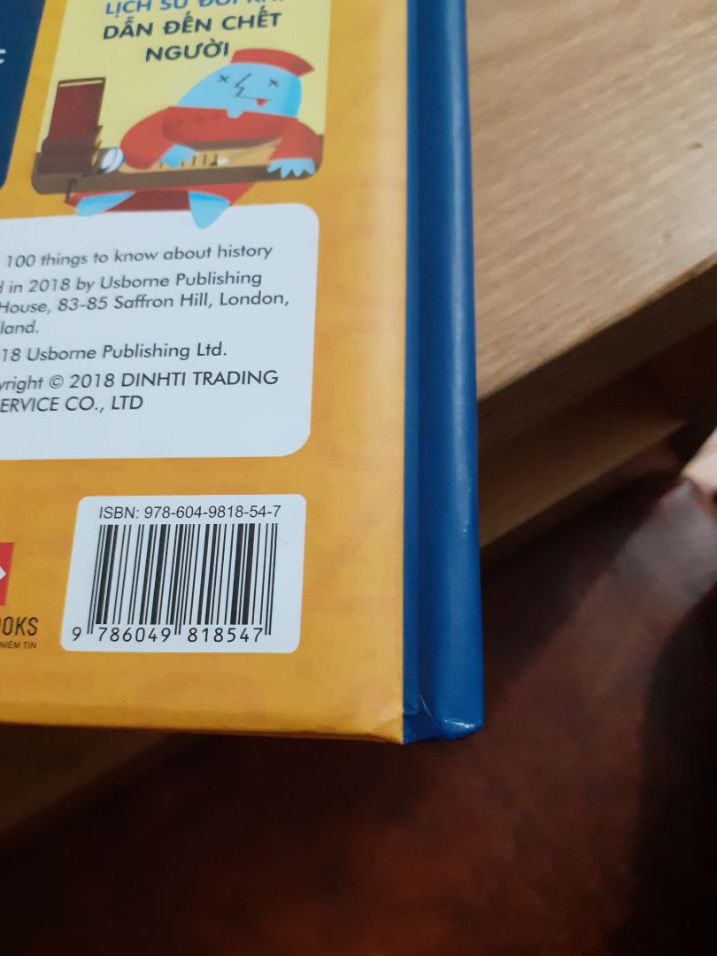 Bìa sách móp méo và bẩn trông như đã từng được sử dụng