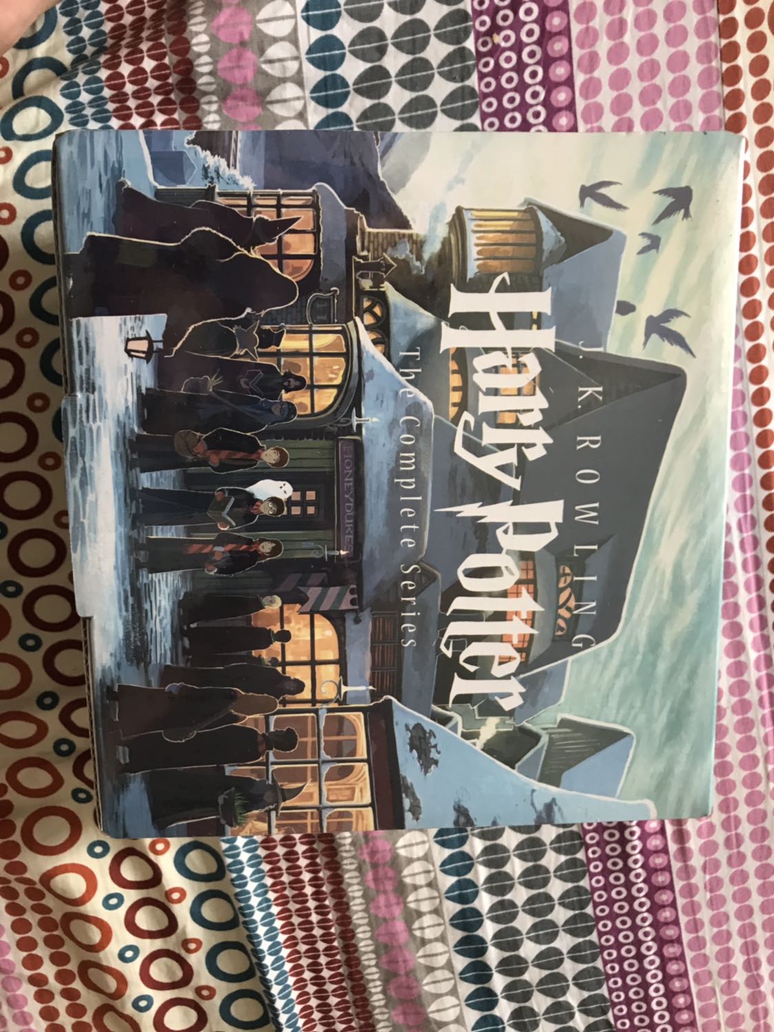 Nhờ đợt sale 9/9 thêm dịch vụ của zalopay mà mình mua bộ này hết có 516k, tiki giao hàng quá nhanh, chưa tới 2 tiếng là có rồi. Sách đẹp, giấy trắng, box tuy ko đẹp như bộ kia nhưng với mức giá vậy là ok lắm rồi