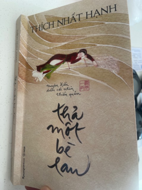 Mình nhận 7q sách theo đơn hàng. Shop Đóng gói cẩn thận, giao hàng nhanh, sách đẹp. Tuy nhiên chỉ có 2q có bọc màng co và 1q “Thả 1 bè lau” thì bìa sách trước sau đều bị gấp ra như sách đã đọc. Mình hơi tiếc 1 tí vì mình sưu tầm sách