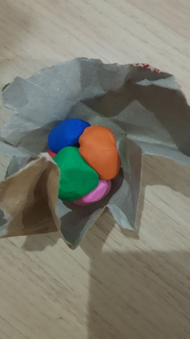 Thông tin sản phẩm là đất nặng không dính tay,rồi bla bla
mua về mở ra bóc vào thì dính tay,rửa bằng nước còn ko sạch nổi.
hộp gì giòn mục,còn bị móp vào đất sét.
gói lại cho vào sọt rác chứ nặng gì được.