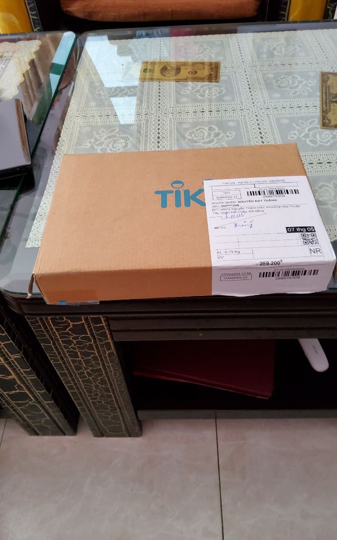 Sau cuốn Cô gái trong cabin số 10,cuốn này chắc cũng sẽ hấp dẫn như vậy,truyện trinh thám,tâm lý có pha chút hồi hộp,bí ẩn. đáng mua.
giao hành nhanh,nhân viên giao hàng của Tiki vui vẻ,nhiệt tình,cẩn thận lắm.