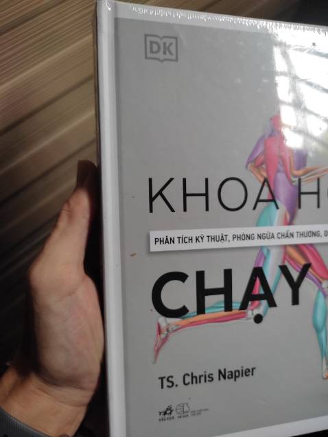 Sách bọc theo tiêu chuẩn, bên ngoài có bụi nhưng ít, phủi nhẹ là hết. Sách mới, đẹp, nhiều kiến thức bổ ích, giải thích khá đầy đủ, có hình ảnh minh hoạ, có hướng dẫn bài tập cho từng mục tiêu. Rất hài lòng