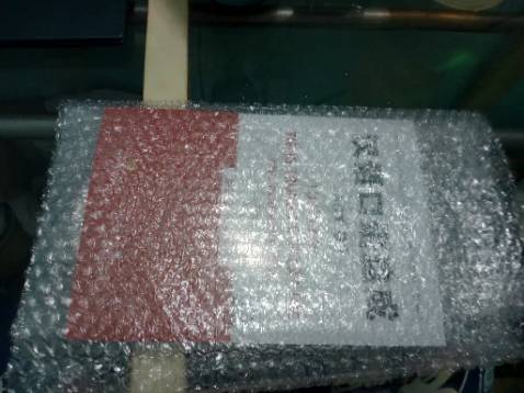 Sách được bọc lại như thế này, tôi không biết là do cách đóng gói nên góc sách bị như thế hay không. Có một số lỗi nhỏ nhưng tôi thấy ổn. Tuy nhiên, thấy cách đóng gói của shop, thật lòng tôi bớt cảm giác háo hức khi nhận một món đồ mình trông chờ.