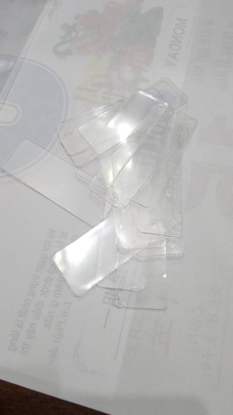 Mình nhận sản phẩm được đóng túi zip, keo bị dính với nhau, khi gỡ dẫn đến bị rách hoặc hư hỏng miếng keo, mình chưa thích chỗ này lắm. Còn lại khá ổn