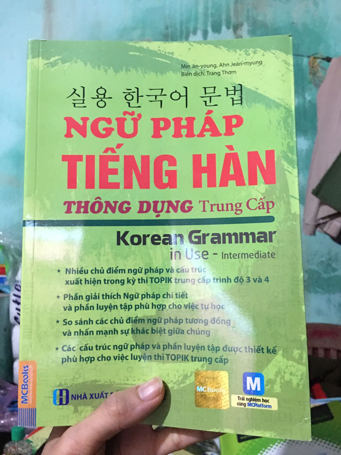 Bạn sẽ không hối hận! Sách rất tuyệt, bìa dày, in màu, lại dc giảm giá! Bên trong chắc chắn “ngữ pháp” sẽ tuyệt vời hơn nữa sẽ giúp ích cho bạn rất nhiều! Giao hàng ? cực kì nhanh, chưa tới một ngày í ?? Nhận cuốn sách trên tay bạn cảm thấy hạnh phúc lắm ?