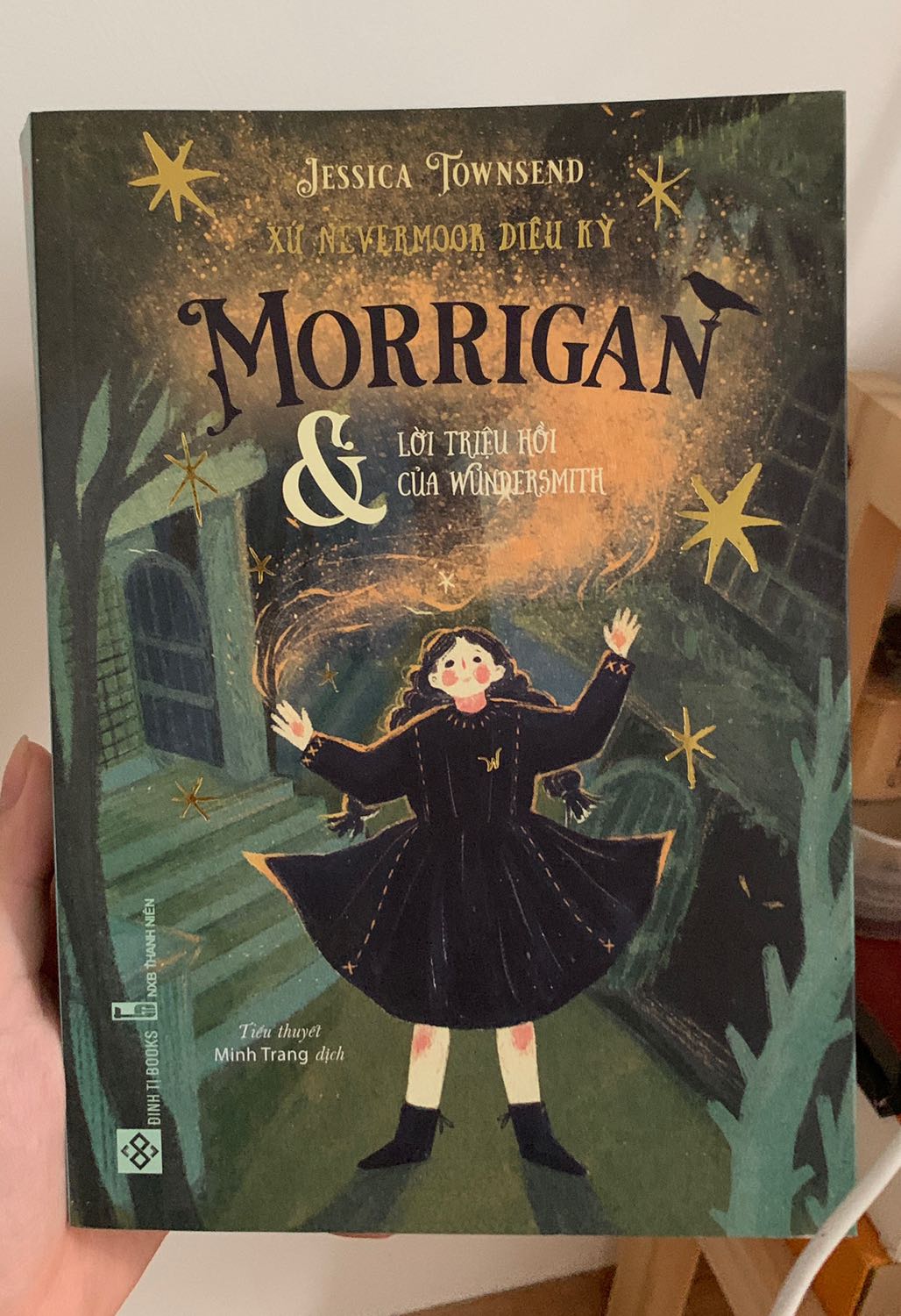 Trước đây mình có đọc được 1 review là Tại sao người biên dịch lại không Việt hoá một số địa danh như Lý Lan đã từng làm với Harry Potter. Nhưng mình nghĩ là việc Việt hoá cũng tuỳ với từng tác phẩm. Như trong Morrigan, cũng có một số từ được Việt hoá chứ không phải không có. Và những từ nào không dịch thì sẽ được chú thích bên dưới. 
Dẫu vậy đối với mình thì trải nghiệm với cuốn sách này vẫn rất tuyệt, lối dịch đôi lúc còn cần đọc lại 1,2 lần để hiểu nhưng nhìn chung vẫn truyền tải tốt ý đến độc giả