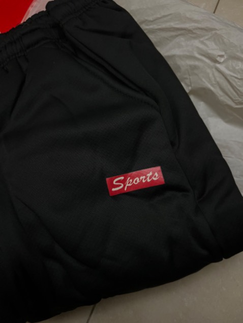 Quần dày dặn, vải đẹp, shop giao hàng nhanh. Lớp lông mềm, khá dày chứ không bị giả đâu nha mọi người. Lông này mặc mùa đông chắc ấm lắm. Mình mua cho bố mặc nên rất trẻ ông rất thích hehe. Mùi lúc đầu hơi nồng, khó chịu tí nhưng mn giặt qua nước đầu là hết nha. Nói chung là ưng lại còn săn được sale 9/9 nữa nên quá hời😅