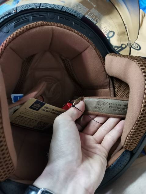 Giao nhanh.
Đúng size, đúng màu, đủ phụ kiện khuyến mãi. 
Đóng gói cẩn thận. 
Nón đẹp, mình đặc biệt thích logo in nổi phần quai nón, tuy nhỏ-đội vào không ai để ý nhìn thấy nhưng rất tỷ mỹ - tinh tế.