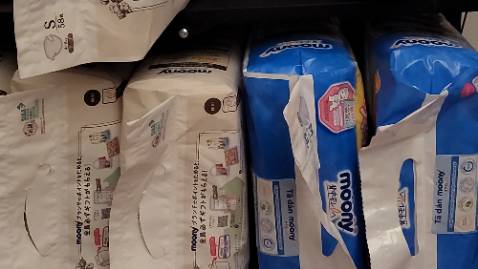 Mình toàn cho bé xài loại này vs loại natural. Rất an toàn, thấm hút rất tốt luôn. Ko bị dồn về 1 cục như các loại khác.