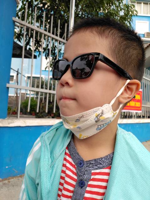 Mắt kính ok nha, gọng bằng chất liệu nhựa dẻo, khó gãy, bé 7 tuổi nhà mình mang rất vừa, giao đúng mẫu, đúng màu, có hộp đựng để bảo quản mắt kính nữa, giao hàng đúng ngày luôn!