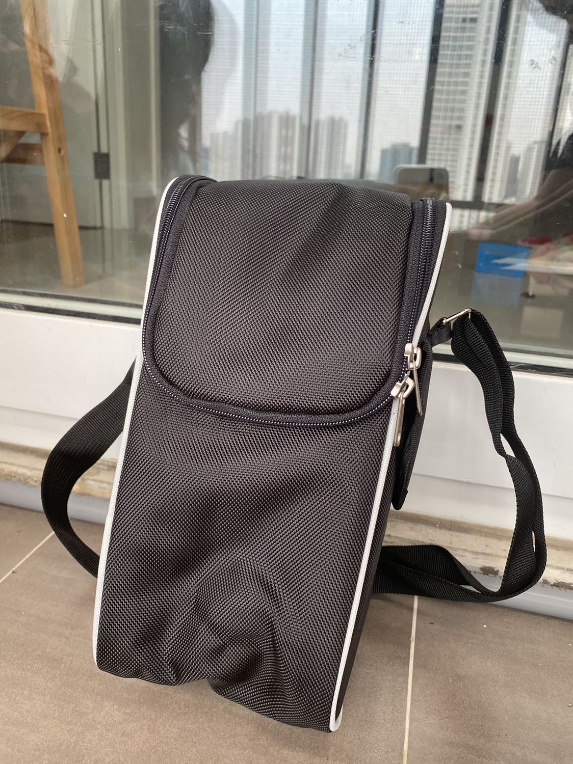 Túi đep hơn trong hình, màu và chất vải rất đẹp, có hai ngăn nhỏ hai bên nữa rât tiện. Đóng gói đẹp, giao hàng nhanh, tiếp tục ủng hộ