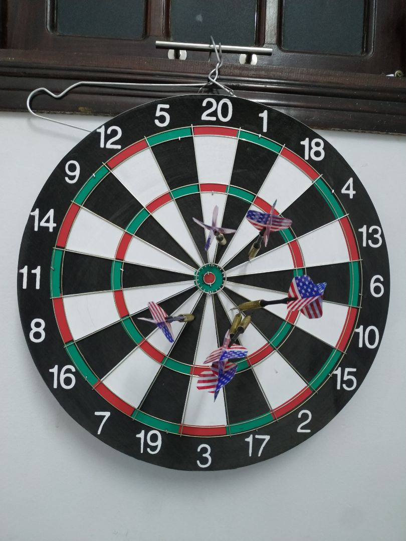 Sản phẩm giao hàng nhanh.
Về bảng hồng tâm có hai mặt rất tiện nhưng phần móc treo bảng cảm giác hơi yếu nhưng vẫn xài ổn.
Phi tiêu thì có hai bịch, 6 phi tiêu nhưng chỉ có 4 bịt mũi. Phi tiêu hơi cũ nhưng xài ổn, phóng rất đầm tay, có điều một phi tiêu bị lỏng phần thân với mũi, chỉnh sửa chút là ok luôn.
Phóng rất đã, phù hợp với người lớn.
Châm trước cho 5 sao ạ ???