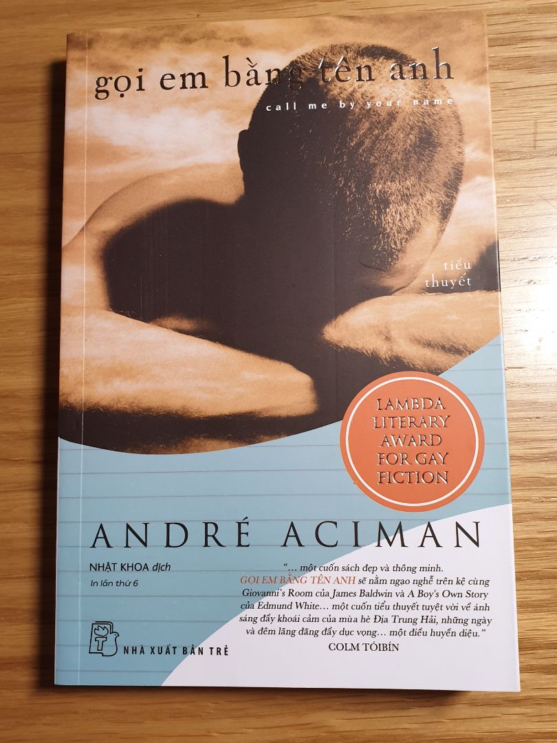 Mình đặt TikiNow, hàng được giao nhanh nên sách không bị vấn đề, phần dưới bìa ngoài thì hơn hằn và móp nhưng không sao, sách vẫn bình thường. Sách giao thì còn nguyên seal luôn. Font chữ khá dễ đọc, chất giấy trơn hơn giấy bình thường nên khá nhẹ và sờ khá thích.