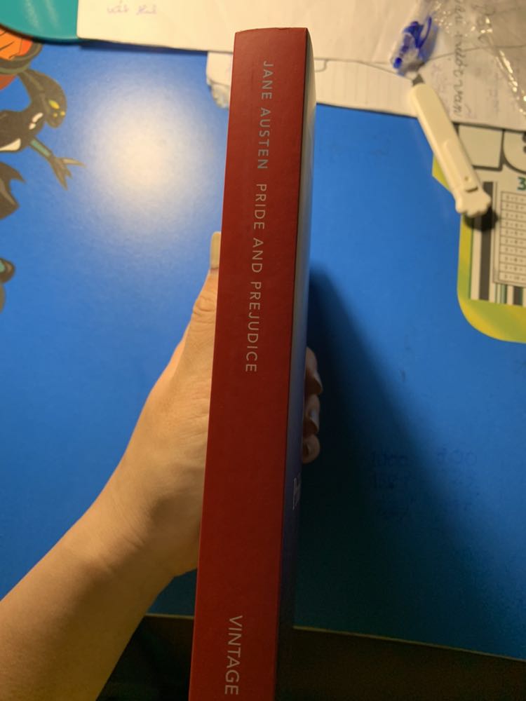 Sách gáy đỏ rất yêu. Cầm nhẹ tau, giấy đọc k bị mỏi mắt khi đọc lâu