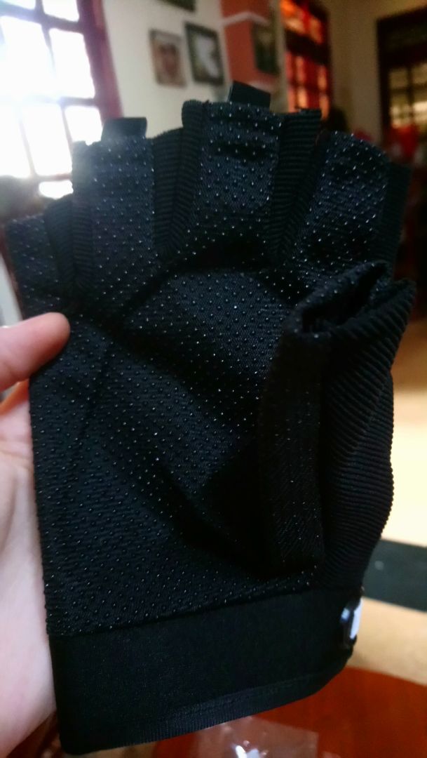 Vải dày dặn nhưng mang vào vẫn khá thoáng mát, 2 ngón giữa với ngón nhẫn còn có 1 miếng vải lên để dễ kéo bao tay ra. ?
Cá nhân mình thấy size sản phẩm này dành cho tay nữ, hoặc bạn nam nào tay nhỏ mới mang vừa chứ tay to thì nên cân nhắc sợ bị chật.
Cám ơn shop và Tiki nhé. ?