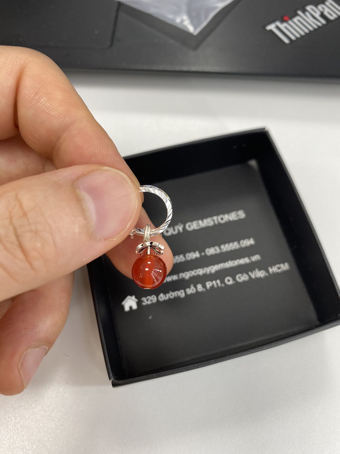 Hạt đá hơi nhỏ hơn so với mẫu đá thạch anh, nếu to hơn nhìn sẽ đẹp hơn. 
Shop đóng gói cẩn thận