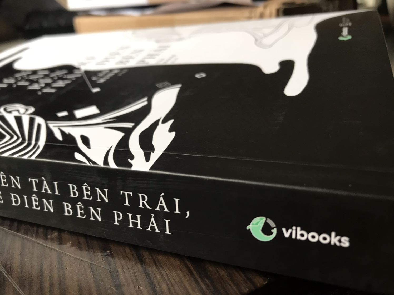Tò mò đặt thử, đọc thử, phát hiện bản thân bị cuốn vào những câu chuyện ở trong sách khi nào không hay. 
Nội dung rất thú vị, tuy nhiên không phải câu chuyện nào cũng hiểu được, có lẽ do kiến thức bản thân không đủ, hoặc có lẽ chưa đủ sâu trong ý thức, suy nghĩ. 
Mn có thể tham khảo những bài review trên mạng để rõ hơn về nội dung sách. 
Màu giấy ngả ngà, đọc lâu không nhức mắt, chất lượng giấy cũng như mực in ổn áp. 
Tuy nhiên, mình có chút góp ý nho nhỏ về một số lỗi hình thức mình nhận thấy: thiếu chấm câu, thiếu dấu hay thiếu chữ cái. 
Hy vọng nhà xuất bản để ý và sửa chữa để sách được hoàn thiện kể cả nội dung và hình thức. 
Đáng mua!