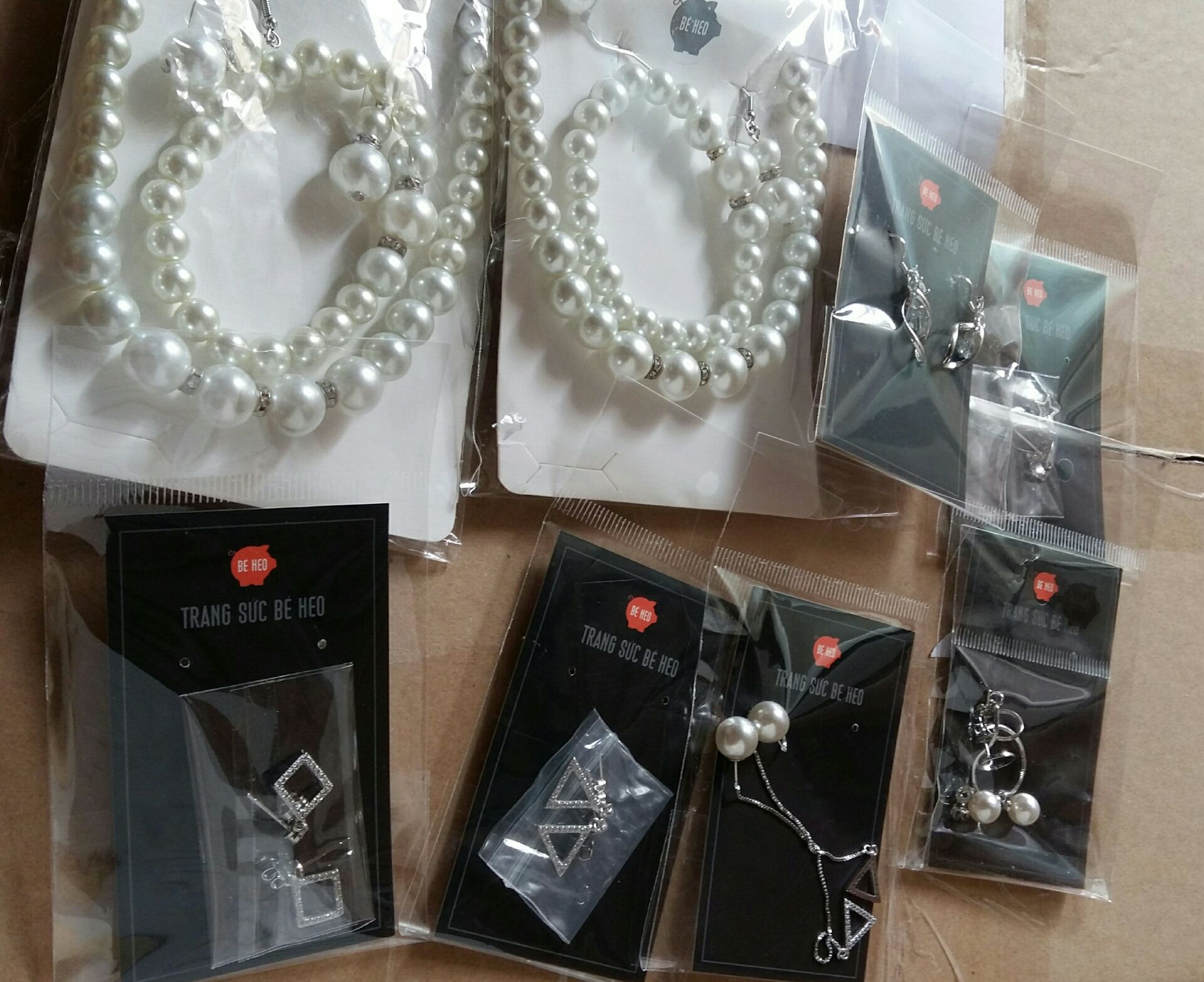 Bộ vòng cổ đẹp, giống như ảnh mô tả, shop đóng hàng cẩn thận.