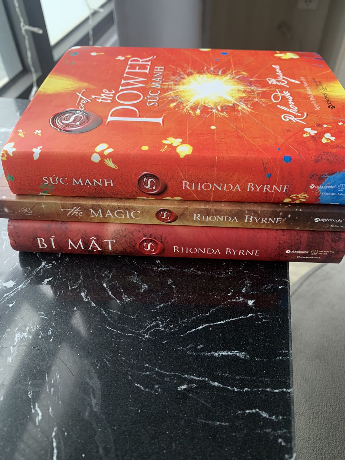 Quyển Power viết bố cục lủng củng rất nhiều lặp ý từ 2 quyển Secret và Magic! Có lẽ tác giả chỉ nên dừng lại với 2 quyển đó không nên bôi lan man thêm làm giá trị bộ sách giảm ý nghĩa đối với độc giả như kiểu viết sách kiếm tiền nhưng không bỏ tâm vào đó