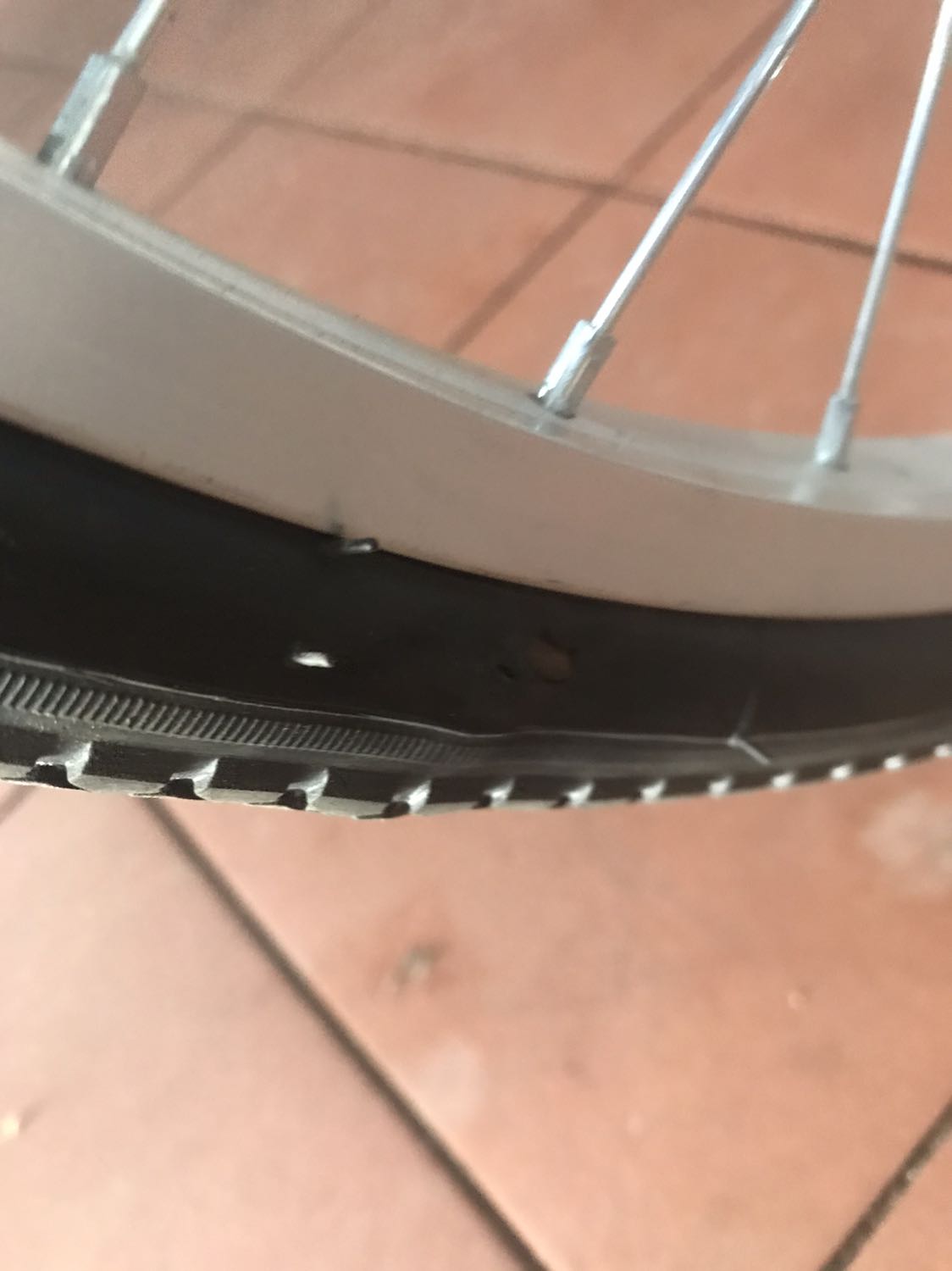 Lốp bị hỏng, không thể sử dụng được lốp. Đề nghị đổi trả lốp. Lốp bị hỏng, không thể sử dụng được lốp. Đề nghị đổi trả lốp.