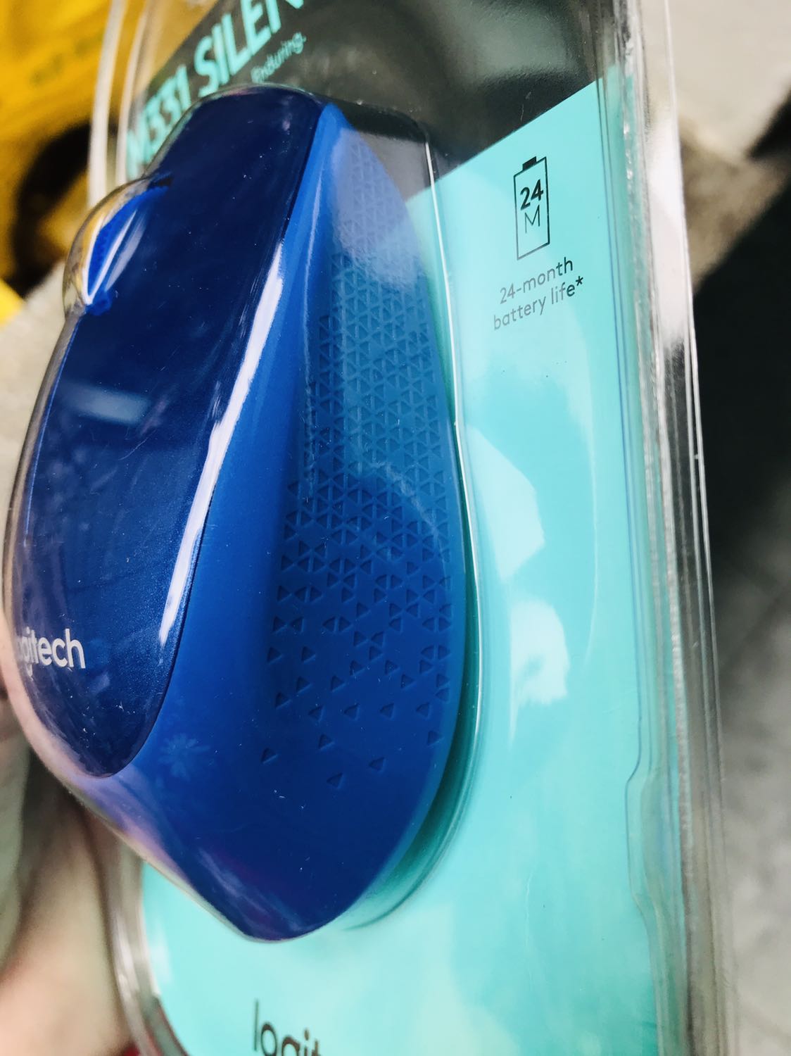 Đang mùa dịch chỉ thị 16 nhưng ship nhanh. Mà xanh đẹp nha. Phần nhựa mềm và nhựa nhám màu hơi chênh nhau tý làm chuột đẹp hẳn. Cầm vừa tay, ko to, không nhỏ. Bấm êm. Nghe feedback trên mạng là bền lắm