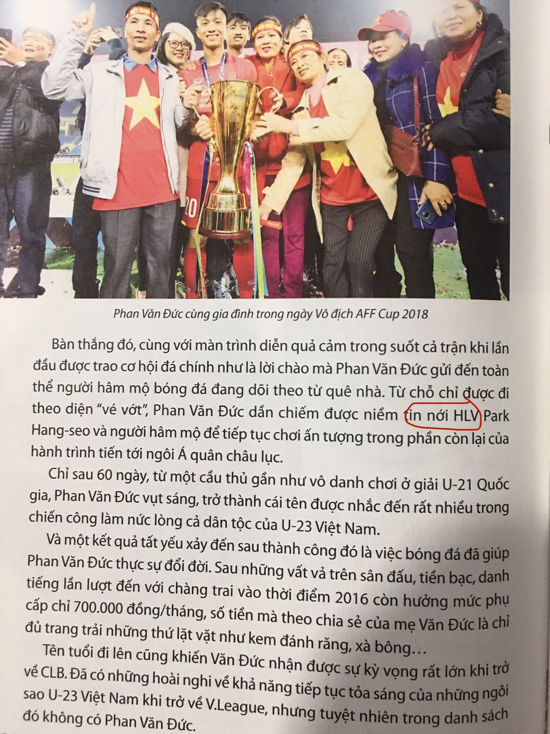 Nội dung sách thì khỏi phải nói rồi nhưng vấn đề biên tập không ổn lắm. Lỗi chính tả, lặp từ, thừa từ, sắp xếp thứ tự các từ lộn ngược.... quá nhiều. Nhưng Tiki chỉ cho up max là 5 ảnh nên mình không up hết lên được. Mình đã khoanh các chỗ lỗi như 1 số ảnh trên. Nếu bỏ qua lỗi biên tập thì đây là 1 cuốn sách đáng mua nếu bạn yêu ĐTQG. Mình mua lúc super sale của Tiki nên thích lắm. Thanks Tiki