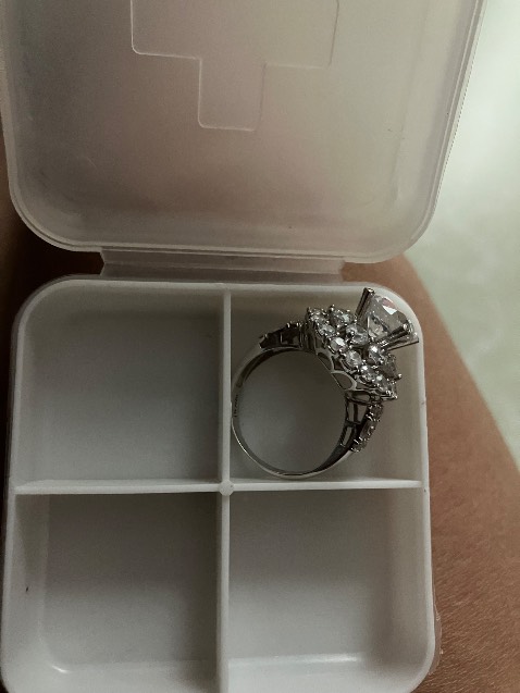 Đặt hộp tím shop giao hộp trắng hình vuông