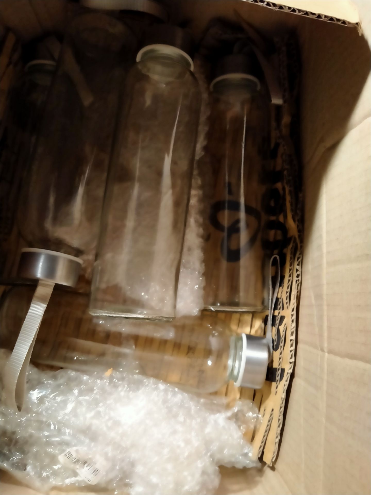 Mặt bình thủy tinh nhiều vết trầy, vết gấp rất xấu, không mượt. Bình cầm tay thì cảm nhận được thân bình bị méo, không tròn đều. Đế bình tự nhiên có 1 đường lằn in hình tròn, bình nào cũng có. Nói chung hình thức rất kém, bề mặt xấu, tay nghề người làm không tốt. Mình từng mua bình thủy tinh giá rẻ hơn nhưng hình thức rất đẹp, bề mặt khá mượt nên mình muốn trả hàng, hoàn tiền cho sản phẩm này