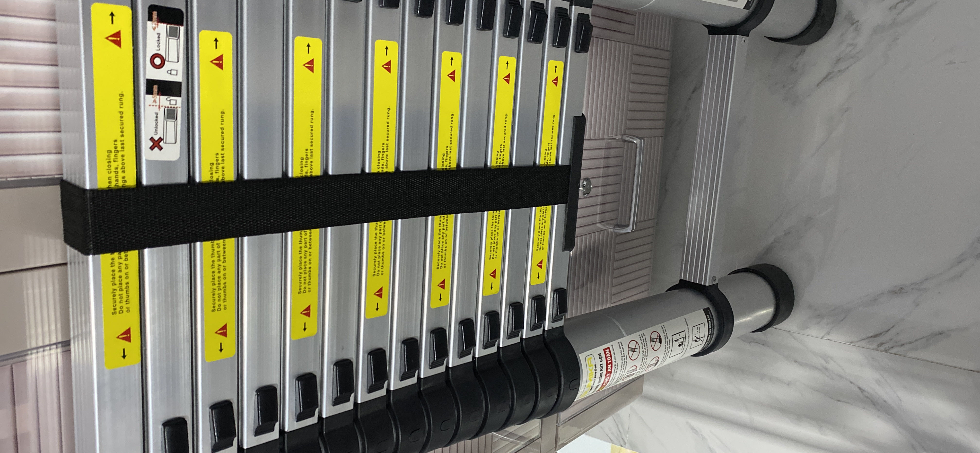 Các khớp không chắc chắn lắm, kêu cót két khi leo lên, không dám dùng max chiều dài thang do khi leo thang hơi cong cảm giác không an toàn dù không để quá nghiêng so với tường.
Thang nên có lò xo hoặc nén khí để giảm gia tốc khi rút gọn thang vì mỗi lần hạ thang kêu đùng đùng rất hãi.
Tải trọng quảng cáo 300kg nhưng chắc tải dc 120kg là cùng.
Tóm lại cảm thấy bình thường chứ ko đảm bảo, chắc chắn như quảng cáo.